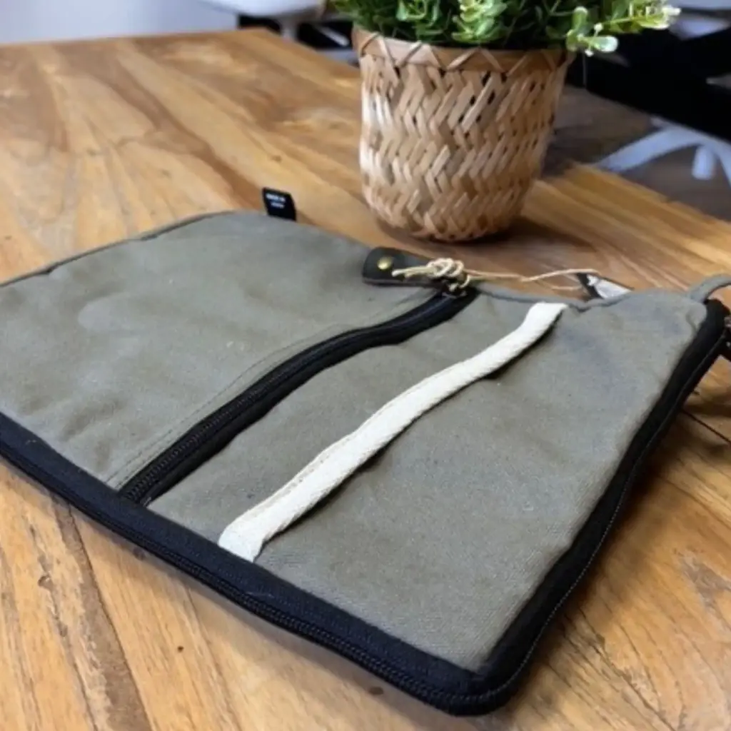 Canvas Travel Laptop Pouch – Olive | www.artisangoods.co.uk 4 Canvas Travel Laptop Pouch – Olive | www.artisangoods.co.uk 4