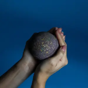 Dubai Bath Bomb – Emerald Oudh Truffle | www.artisangoods.co.uk 3