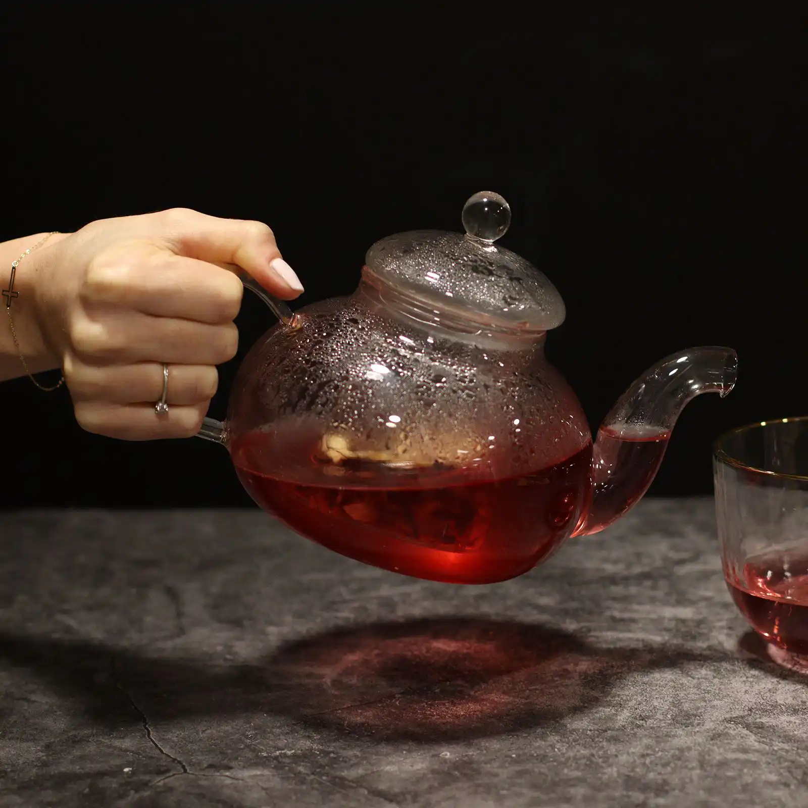 Glass Infuser Teapot – Round Pearl – 800ml | www.artisangoods.co.uk 5 Glass Infuser Teapot – Round Pearl – 800ml | www.artisangoods.co.uk 4