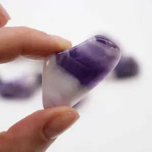 M Tumble Stones – Amethyst Banded (Grade B) | www.artisangoods.co.uk 2