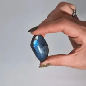 Madagascar Labradorite Leaf Stone (approx 15-20gms 45-55mm) | www.artisangoods.co.uk 2