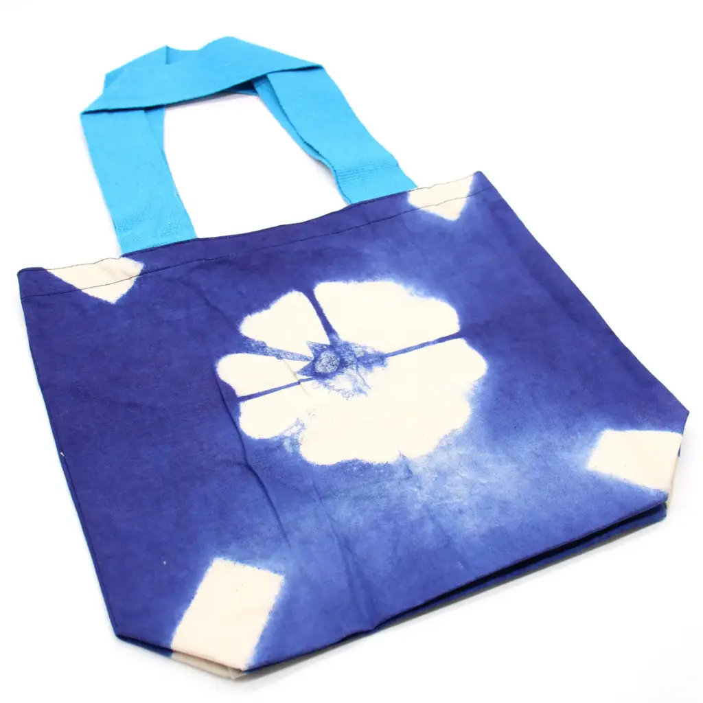 Natural Tye-Dye Cotton Bag (8oz) – 38x42x12cm – Blue Flower – Blue Handle | www.artisangoods.co.uk 4 Natural Tye-Dye Cotton Bag (8oz) – 38x42x12cm – Blue Flower – Blue Handle | www.artisangoods.co.uk 4