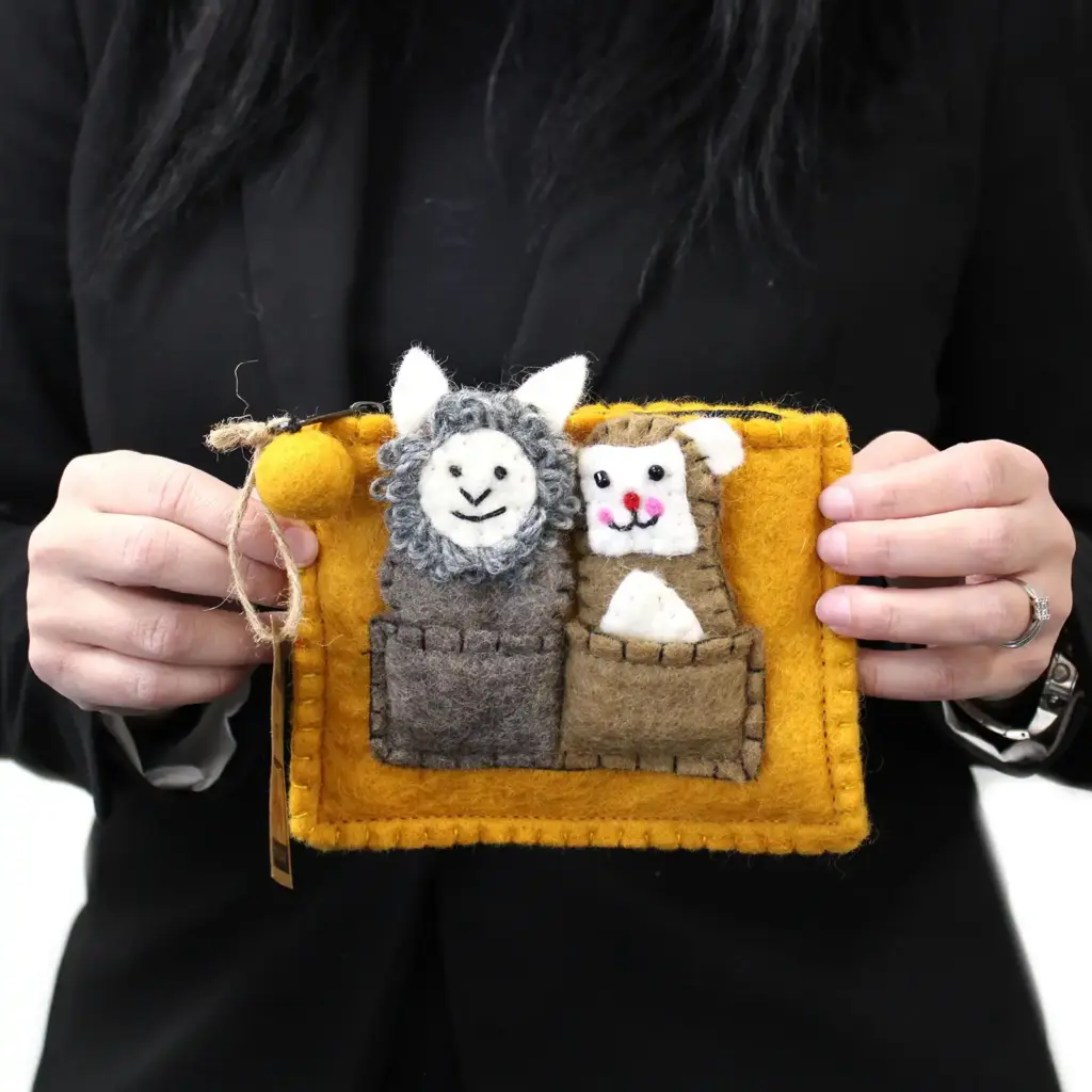 Pouch with Finger Puppets – Bear & Sheep | www.artisangoods.co.uk 3