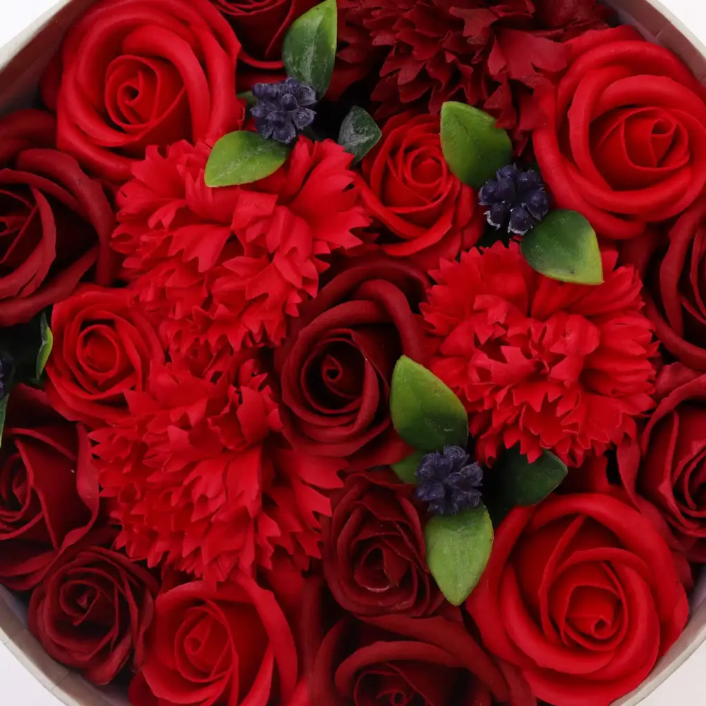 Round Box – Classic Red Roses | www.artisangoods.co.uk 4