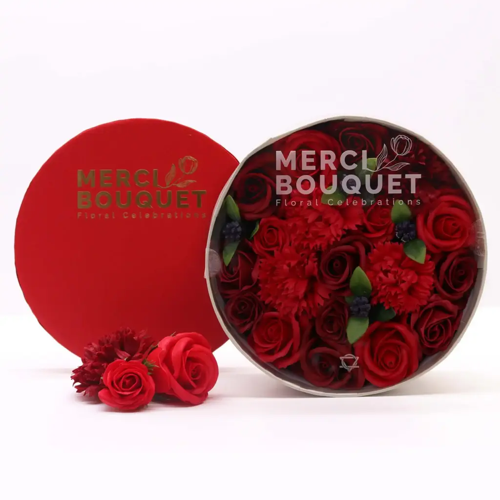 Round Box – Classic Red Roses | www.artisangoods.co.uk 2