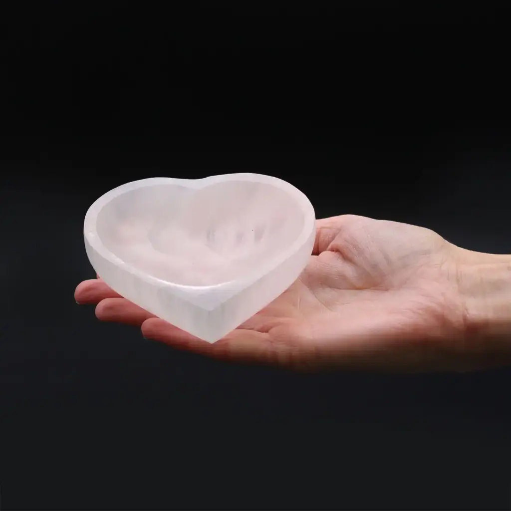 Selenite Heart Bowl – 10cm | www.artisangoods.co.uk 4 Selenite Heart Bowl – 10cm | www.artisangoods.co.uk 4