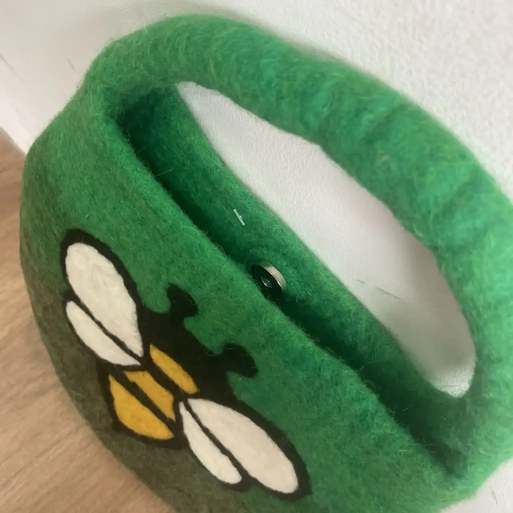 Water Felted Bee Bag – One Handle with Magnet – Garden Greens | www.artisangoods.co.uk 2