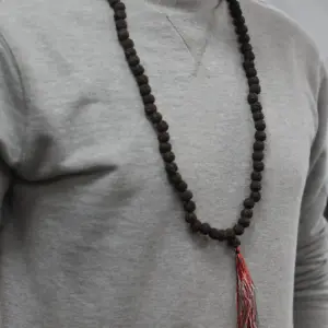 108 Rudraksha Mala – Dark | www.artisangoods.co.uk 5