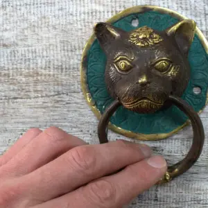 Brass Door Knocker – Cats Head | www.artisangoods.co.uk 4