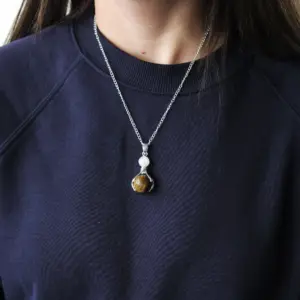 Gemstone Healing Hands Pendant – Rock Quartz | www.artisangoods.co.uk 4