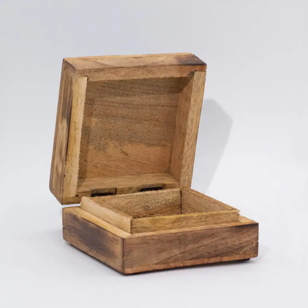 Hop Hare Medium Enameled Square Box – Wolf & Moon | www.artisangoods.co.uk 2 Hop Hare Medium Enameled Square Box – Wolf & Moon | www.artisangoods.co.uk 2