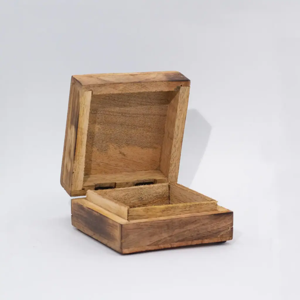 Hop Hare Small Enameled Square Box – Wolf & Moon | www.artisangoods.co.uk 2