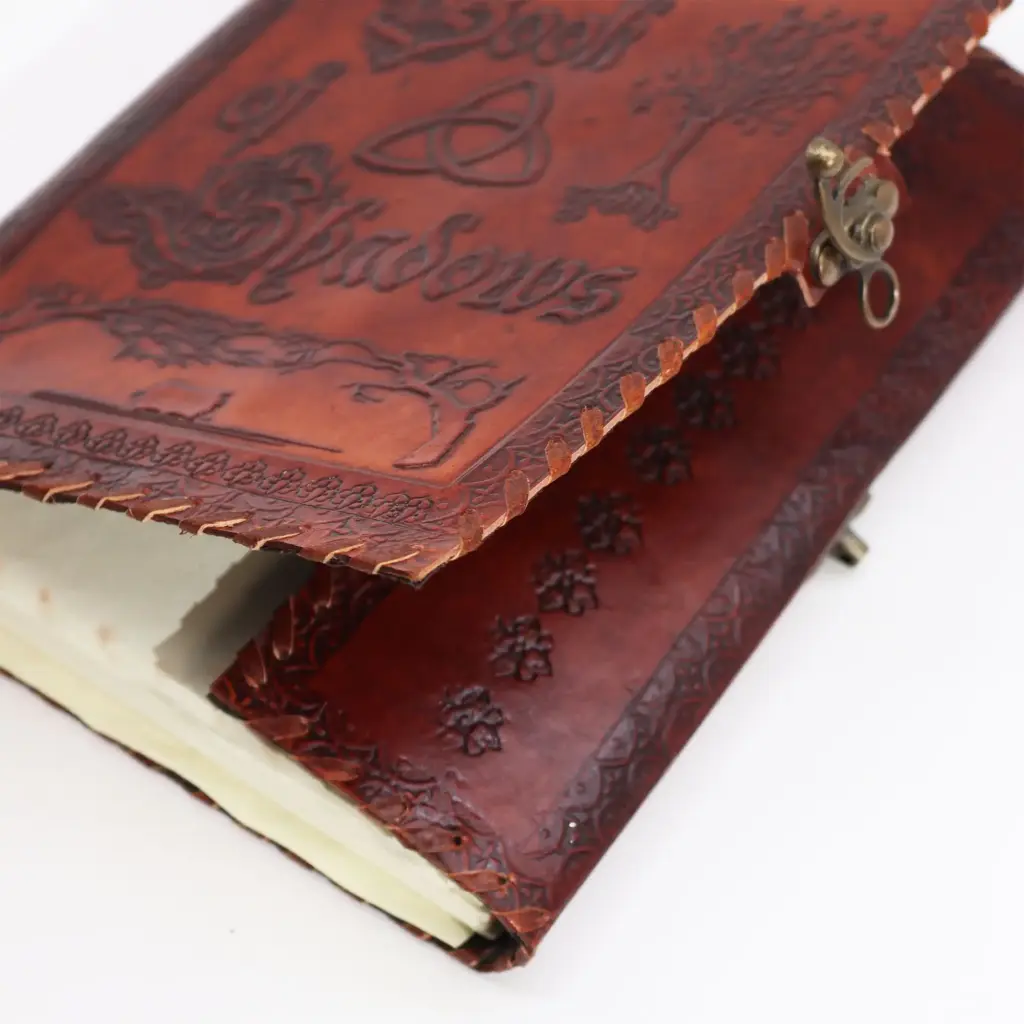 Large Book of Shadows – Dark Tan – 200 pages decle-edged – 25x18x3cm | www.artisangoods.co.uk 2 Large Book of Shadows – Dark Tan – 200 pages decle-edged – 25x18x3cm | www.artisangoods.co.uk 2