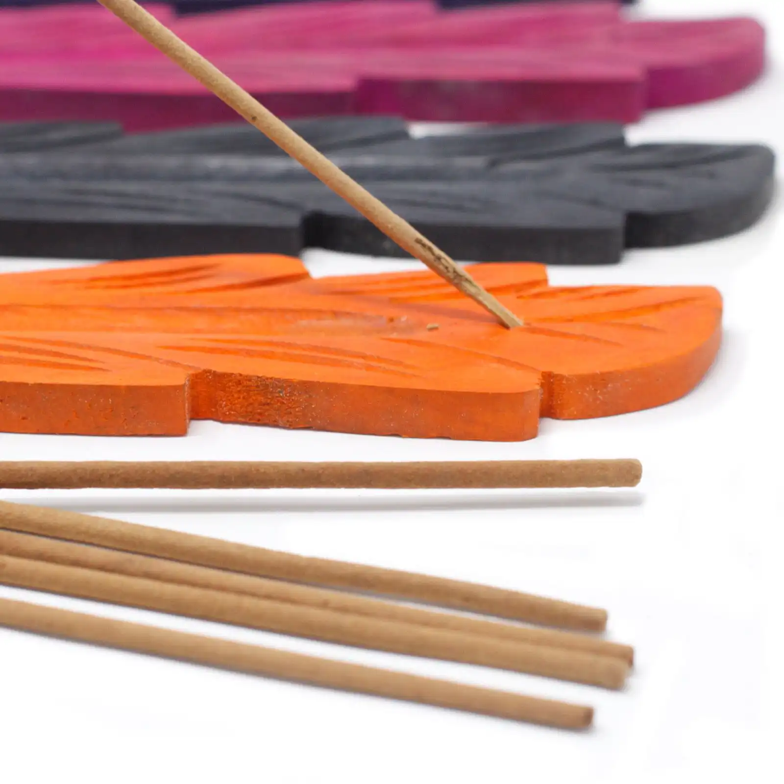 Leaf Coloured Ashcatcher 10″ – Mango Wood | www.artisangoods.co.uk 5 Leaf Coloured Ashcatcher 10″ – Mango Wood | www.artisangoods.co.uk 4