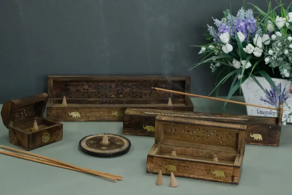 Mango Wood Incense Box – Assorted | www.artisangoods.co.uk 3