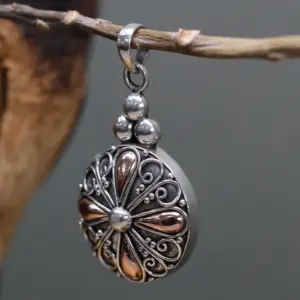 Silver & Gold Pendant – Classic Round | www.artisangoods.co.uk 3