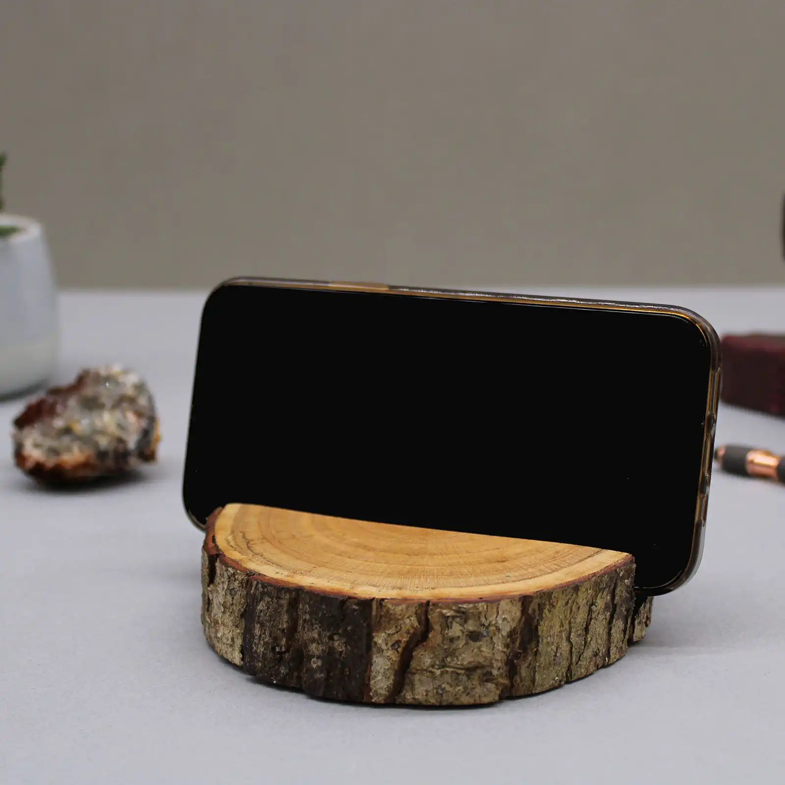 Small Log Phone Holder (full slice) – Natural | www.artisangoods.co.uk 8 Small Log Phone Holder (full slice) – Natural | www.artisangoods.co.uk 7