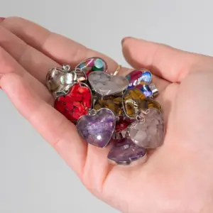 Steel Cased Pendant Hearts – 12 Assorted Gemstone Chips & Shells | www.artisangoods.co.uk 4