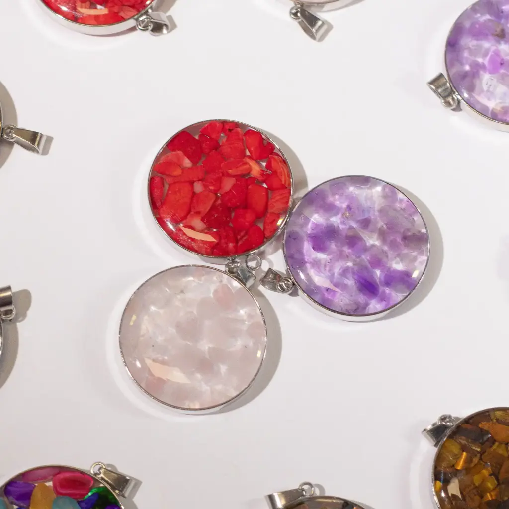 Steel Cased Pendant Round – 12 Assorted Gemstone Chips & Shells | www.artisangoods.co.uk 2 Steel Cased Pendant Round – 12 Assorted Gemstone Chips & Shells | www.artisangoods.co.uk 2