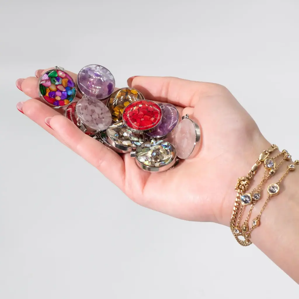 Steel Cased Pendant Round – 12 Assorted Gemstone Chips & Shells | www.artisangoods.co.uk 3 Steel Cased Pendant Round – 12 Assorted Gemstone Chips & Shells | www.artisangoods.co.uk 3