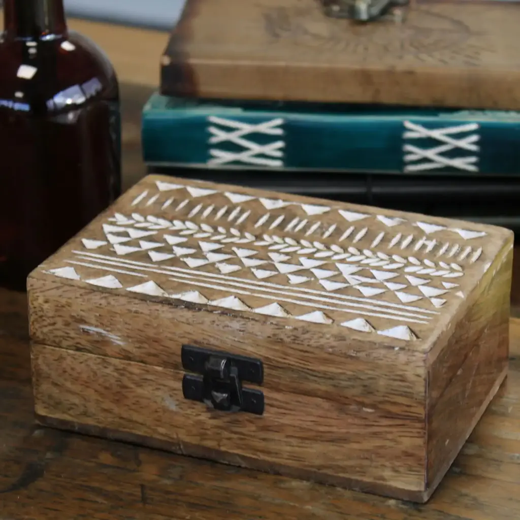 White Washed Wooden Box – 6×4 Aztec Design | www.artisangoods.co.uk 3 White Washed Wooden Box – 6×4 Aztec Design | www.artisangoods.co.uk 3