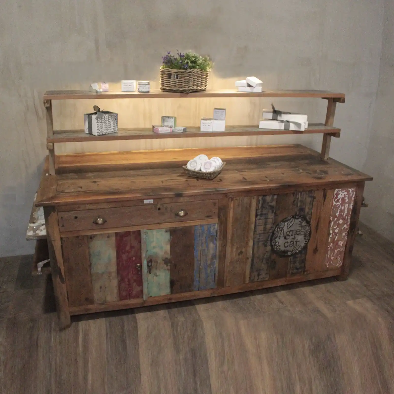 A&C Large Centre Display Table 207x97x80cm | www.artisangoods.co.uk 12 A&C Large Centre Display Table 207x97x80cm | www.artisangoods.co.uk 11