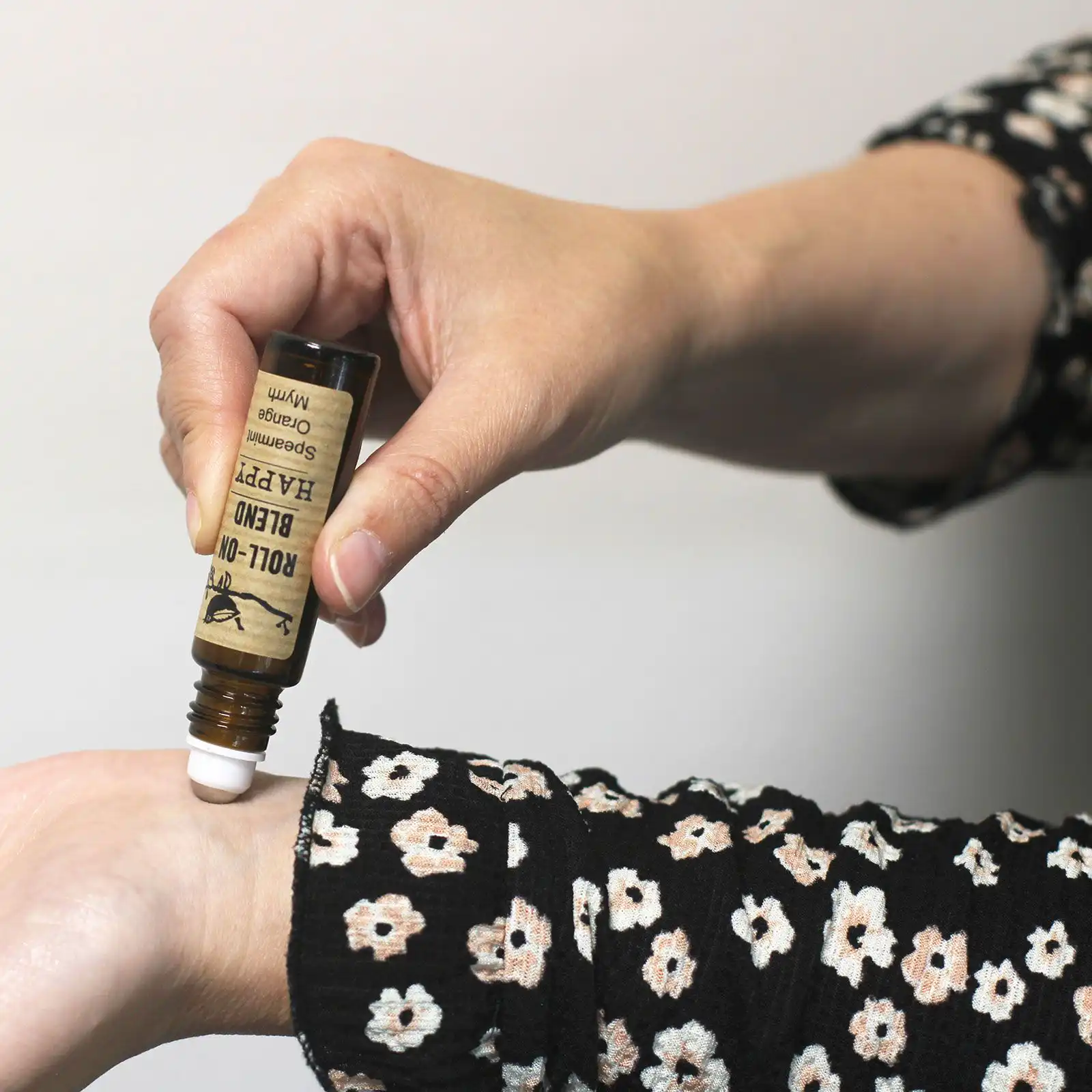 Agnes + Cat Roll On Essential Oil Blend – FOCUS | www.artisangoods.co.uk 9 Agnes + Cat Roll On Essential Oil Blend – FOCUS | www.artisangoods.co.uk 8