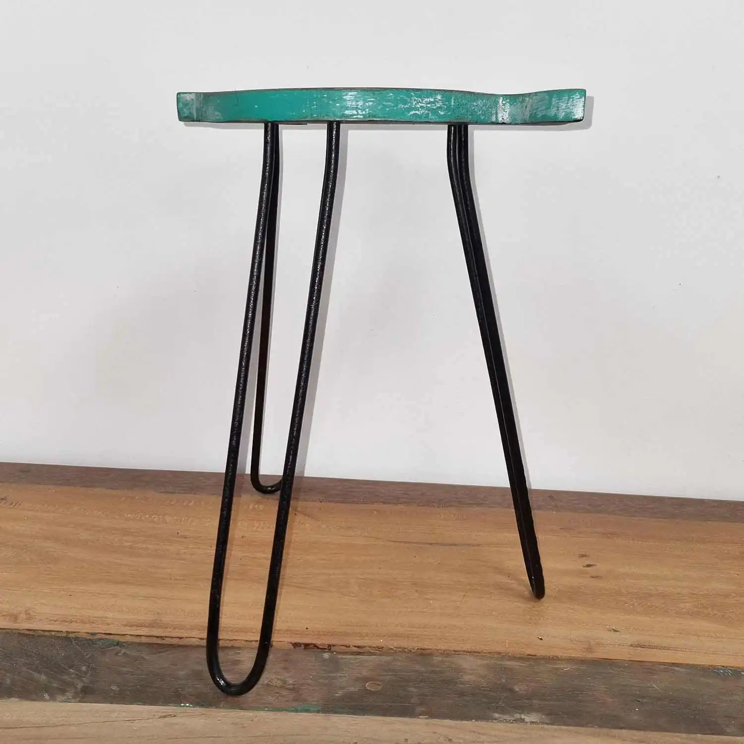 Albasia Wood Fish Stand – Turquoise | www.artisangoods.co.uk 5 Albasia Wood Fish Stand – Turquoise | www.artisangoods.co.uk 4