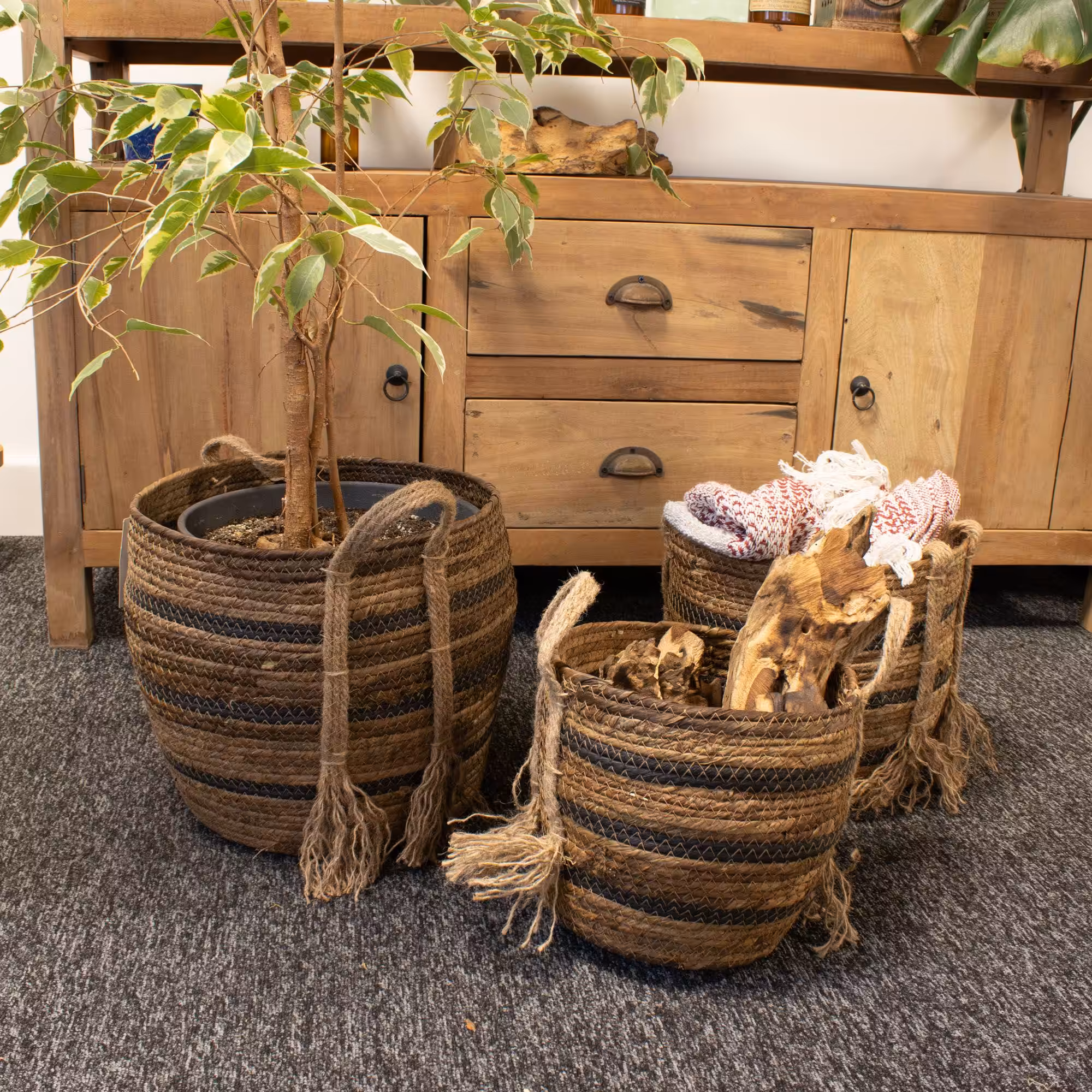 Bananna Leaf & Seagrass Large Baskets – Natural Browns- Set of 3 | www.artisangoods.co.uk 9 Bananna Leaf & Seagrass Large Baskets - Natural Browns- Set of 3 - Image 8