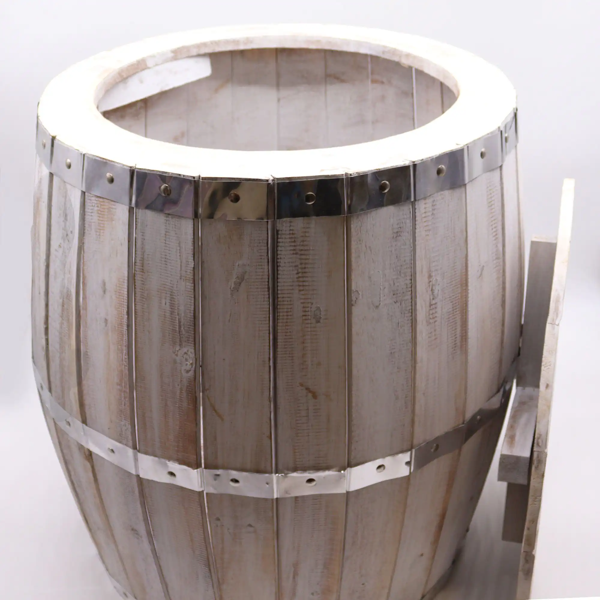 Beer Barrel Table – Whitewash | www.artisangoods.co.uk 3 Beer Barrel Table – Whitewash | www.artisangoods.co.uk 2