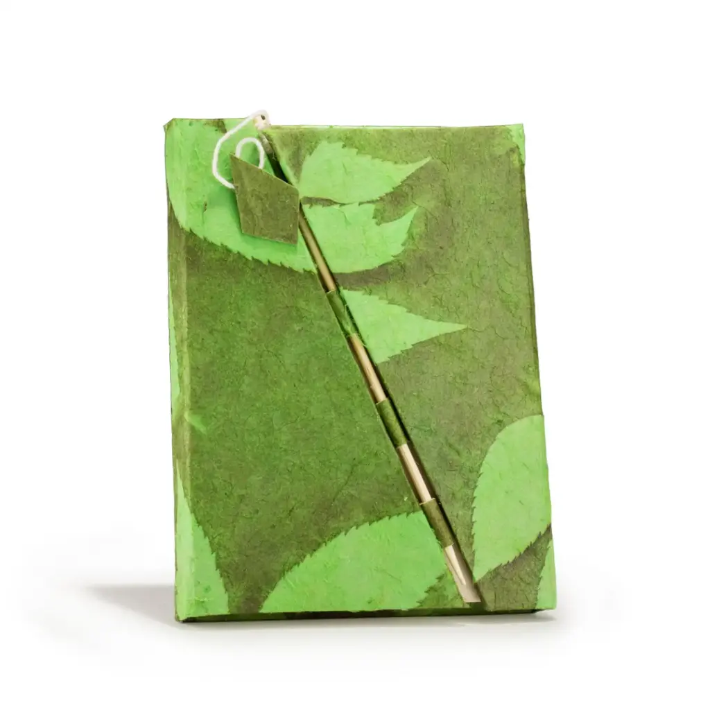 Lokta Bold Floral Bamboo Lock Notebook – Medium (15x12cm) – 45 Leaves – Moss Green | www.artisangoods.co.uk 2