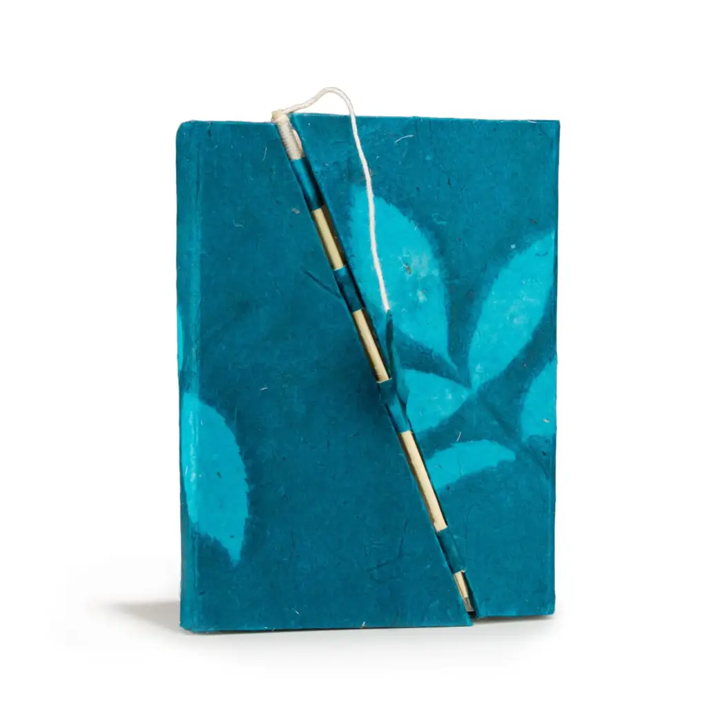 Lokta Bold Floral Bamboo Lock Notebook – Medium (15x12cm) – 45 Leaves – Midnight Blue | www.artisangoods.co.uk