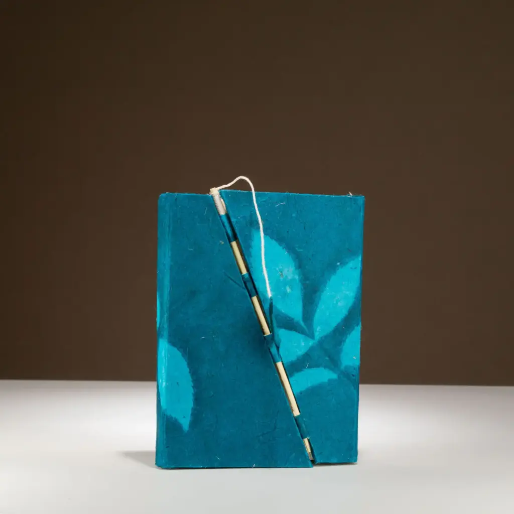 Lokta Bold Floral Bamboo Lock Notebook – Medium (15x12cm) – 45 Leaves – Midnight Blue | www.artisangoods.co.uk 5