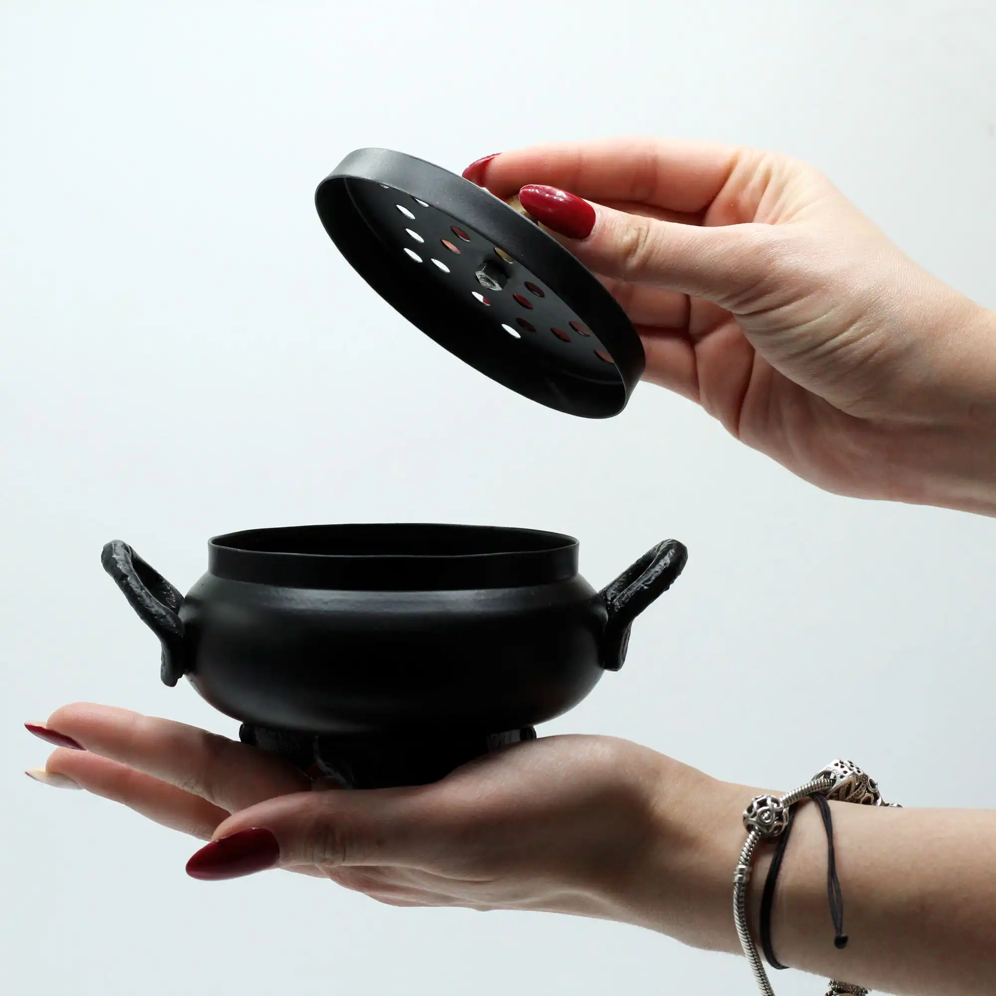 Classic Iron Cauldron Burner | www.artisangoods.co.uk 3 Classic Iron Cauldron Burner | www.artisangoods.co.uk 2