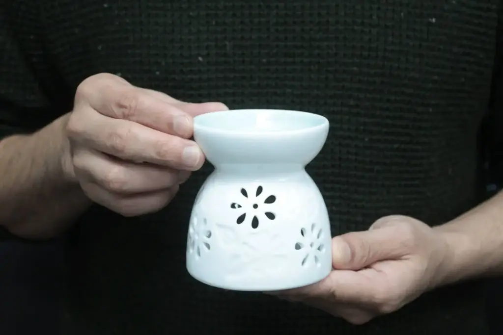 Classic White Oil Burner – Floral with Teal Well | www.artisangoods.co.uk 3