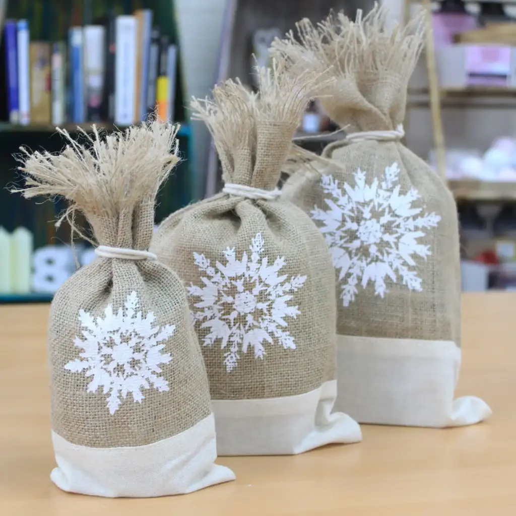 Danish Pouch Set of 3 – White & Snowflake | www.artisangoods.co.uk 2