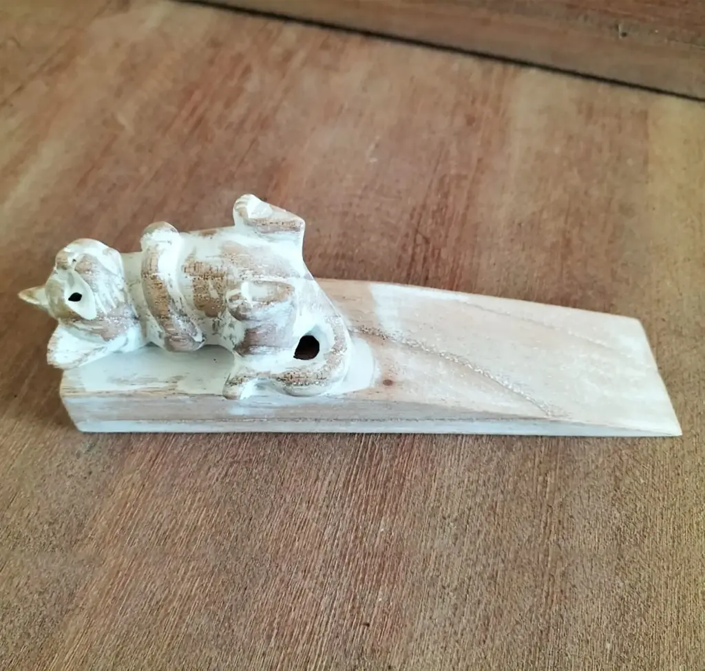 Hand carved Doorstop – Kitten | www.artisangoods.co.uk 2