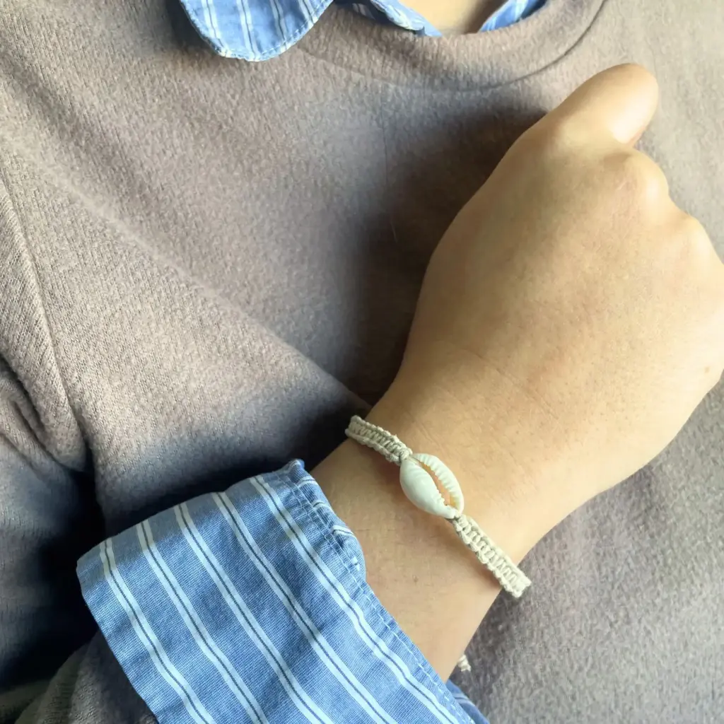 Handmade Friendship Bracelets – Cowrie Chums Shell (asst) | www.artisangoods.co.uk