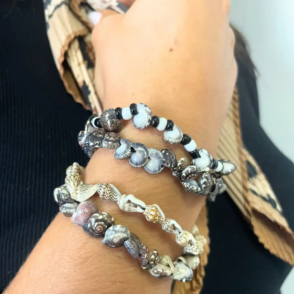 Handmade Friendship Bracelets – Tiny Besti Beach Shells (asst) | www.artisangoods.co.uk