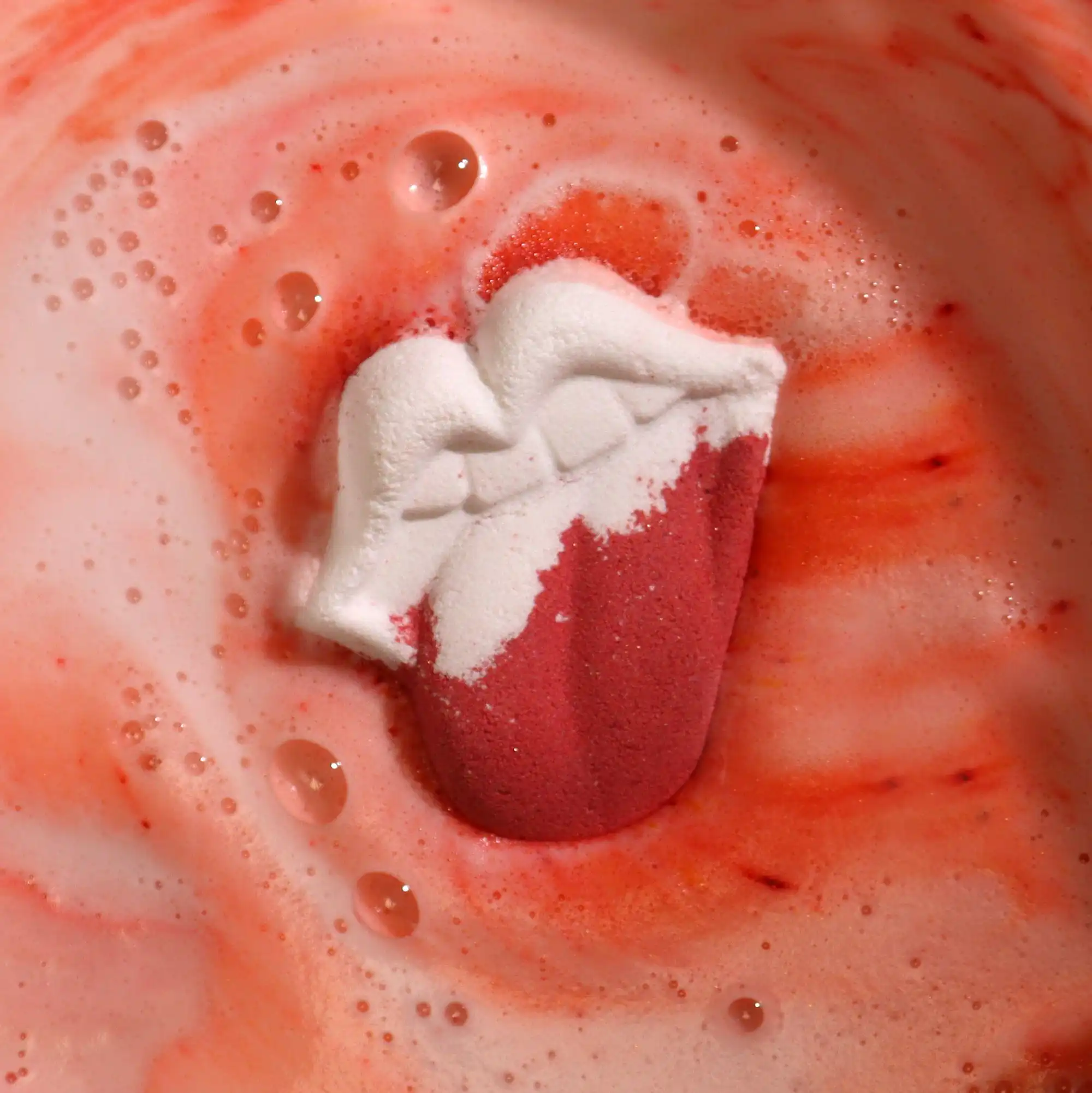 Lips Bathbomb 60g | www.artisangoods.co.uk 9 Lips Bathbomb 60g | www.artisangoods.co.uk 8