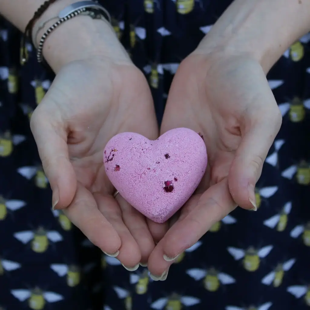 Love Heart Bath Bomb 70g – Ylang & Rose | www.artisangoods.co.uk 5