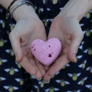 Love Heart Bath Bomb 70g – Ylang & Rose | www.artisangoods.co.uk 5