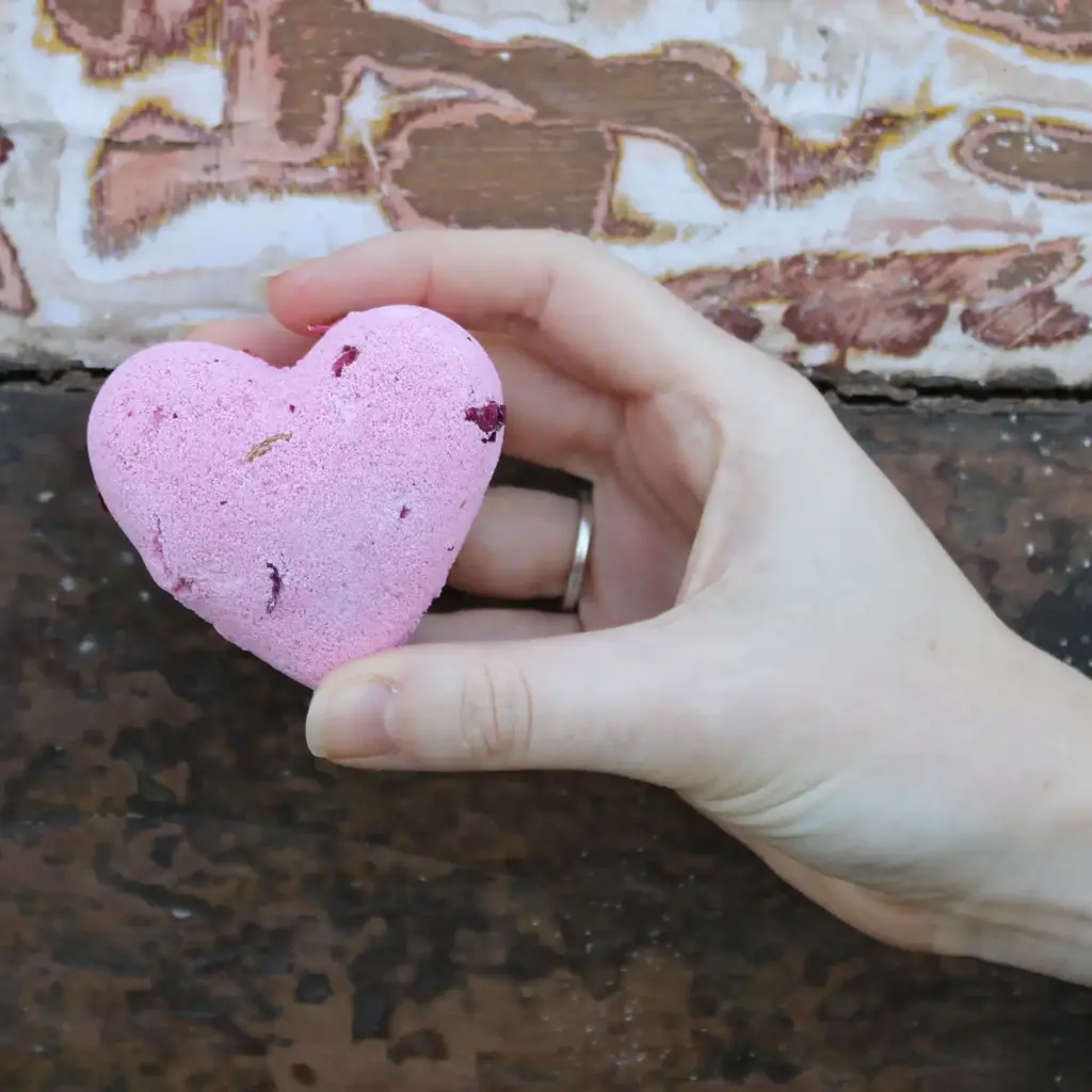 Love Heart Bath Bomb 70g – Ylang & Rose | www.artisangoods.co.uk 4