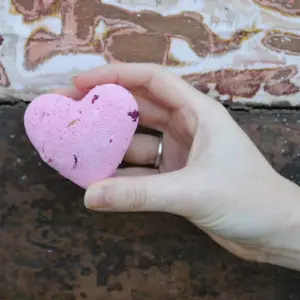 Love Heart Bath Bomb 70g – Ylang & Rose | www.artisangoods.co.uk 4