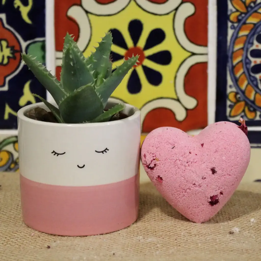 Love Heart Bath Bomb 70g – Ylang & Rose | www.artisangoods.co.uk 3
