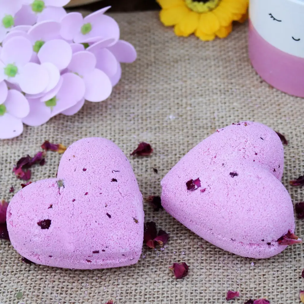 Love Heart Bath Bomb 70g – Ylang & Rose | www.artisangoods.co.uk 2