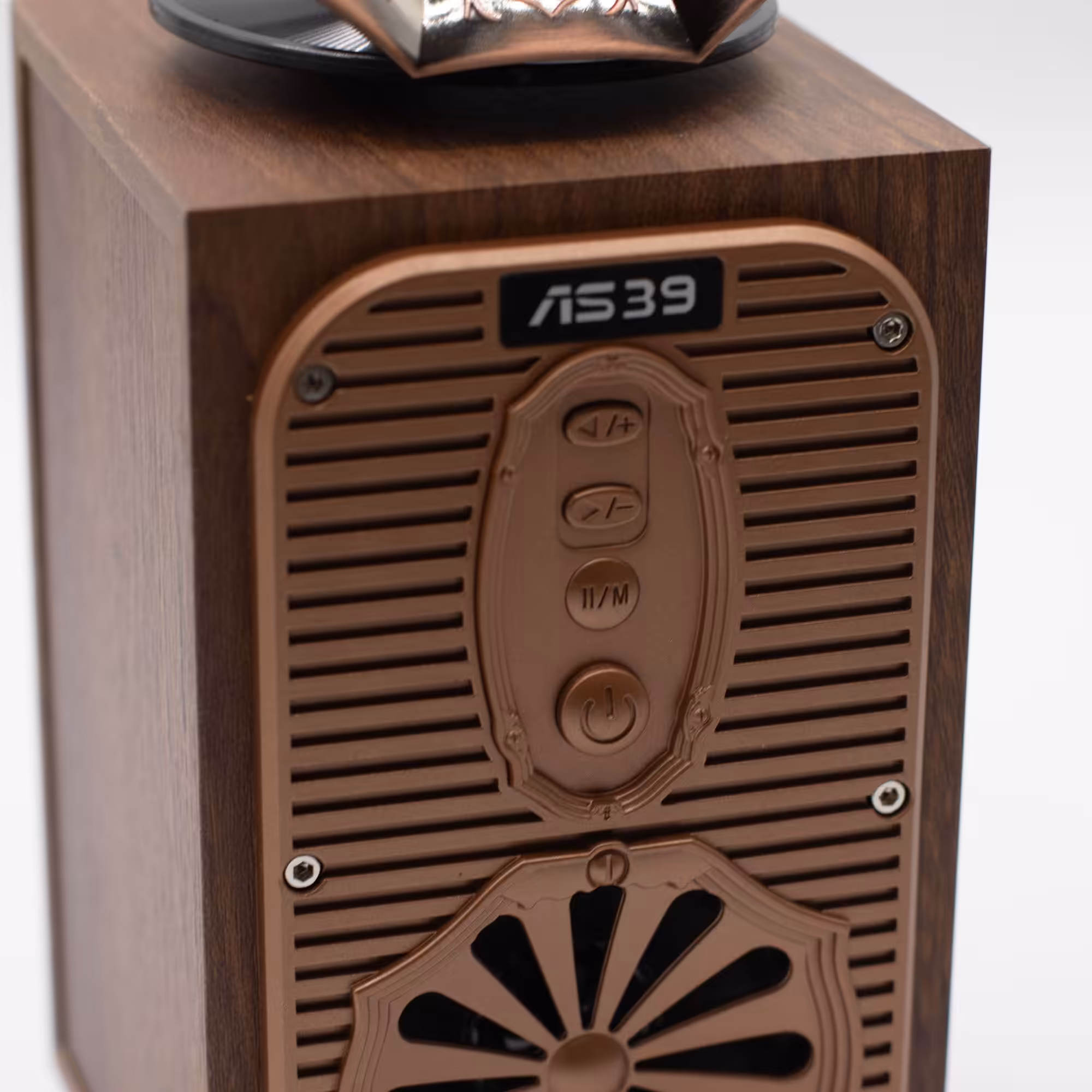 Retro Tall Gramophone Speaker (Extra Loud) – Bluetooth – 8 watt | www.artisangoods.co.uk 6 Retro Tall Gramophone Speaker (Extra Loud) - Bluetooth - 8 watt - Image 5