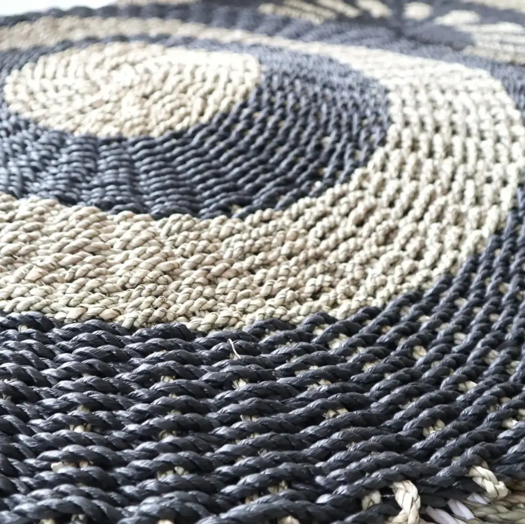 Round Seagrass Black & Tan – Circles – 1m | www.artisangoods.co.uk 3