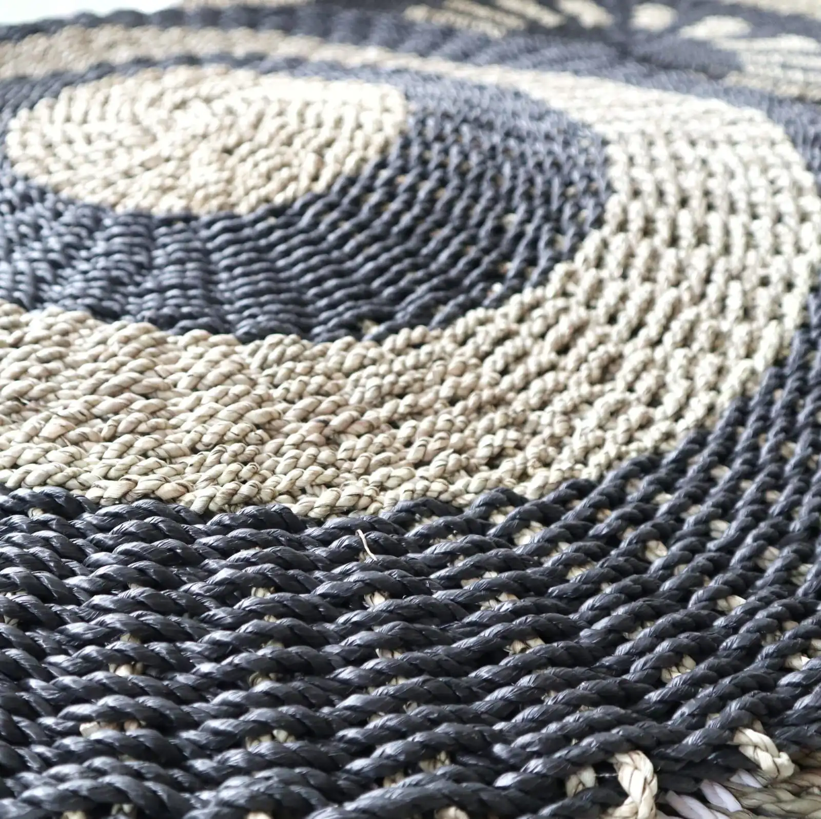 Round Seagrass Black & Tan – Circles – 1m | www.artisangoods.co.uk 4 Round Seagrass Black & Tan – Circles – 1m | www.artisangoods.co.uk 3