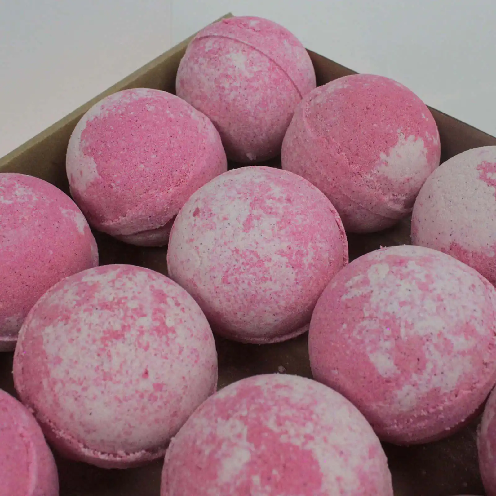 Bubblegum Jumbo Bath Bomb | www.artisangoods.co.uk 3 Bubblegum Jumbo Bath Bomb | www.artisangoods.co.uk 2